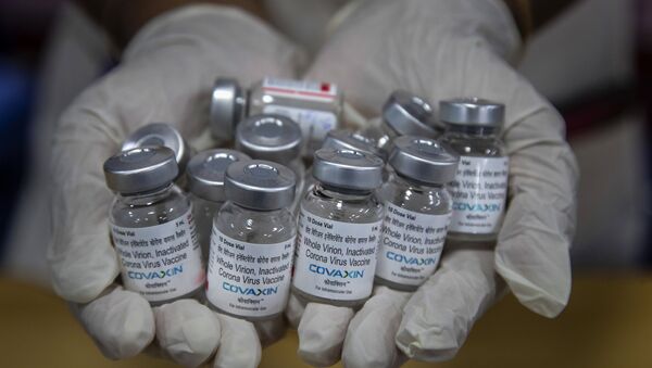 Um profissional de Saúde exibe os frascos vazios da vacina COVAXIN para COVID-19 em Gauhati, Índia, sábado, 8 de maio de 2021 - Sputnik Brasil