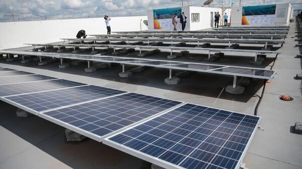 Painéis solares instalados na cobertura de um prédio Ministério de Minas e Energia em Brasília em 2016 - Sputnik Brasil