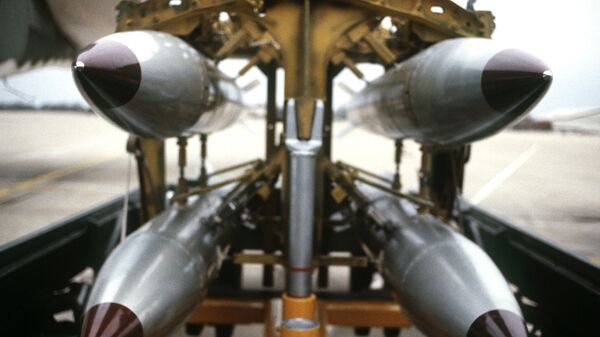 Uma visão frontal de quatro bombas nucleares de queda livre B-61 em um carrinho de bombas - Sputnik Brasil