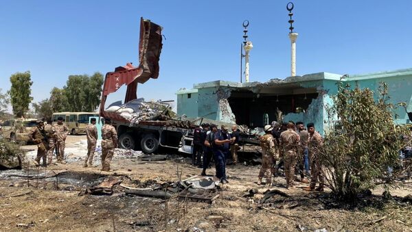 Militares do Comando de Operações Conjuntas do Iraque inspecionam caminhão e local de onde foram lançados foguetes em direção à Base Militar Ain al-Asad, na província de Anbar, Al-Baghdadi, Iraque, 8 de julho de 2021 - Sputnik Brasil