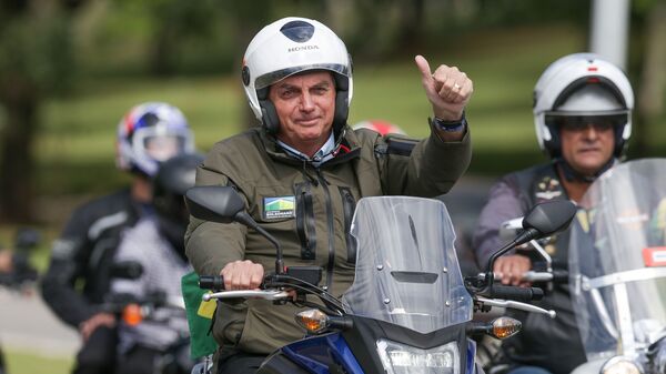 Presidente Jair Bolsonaro (na moto azul, na frente do grupo) participa de passeio de moto pelas ruas de Brasilia, em Brasília (DF). Foto de arquivo - Sputnik Brasil