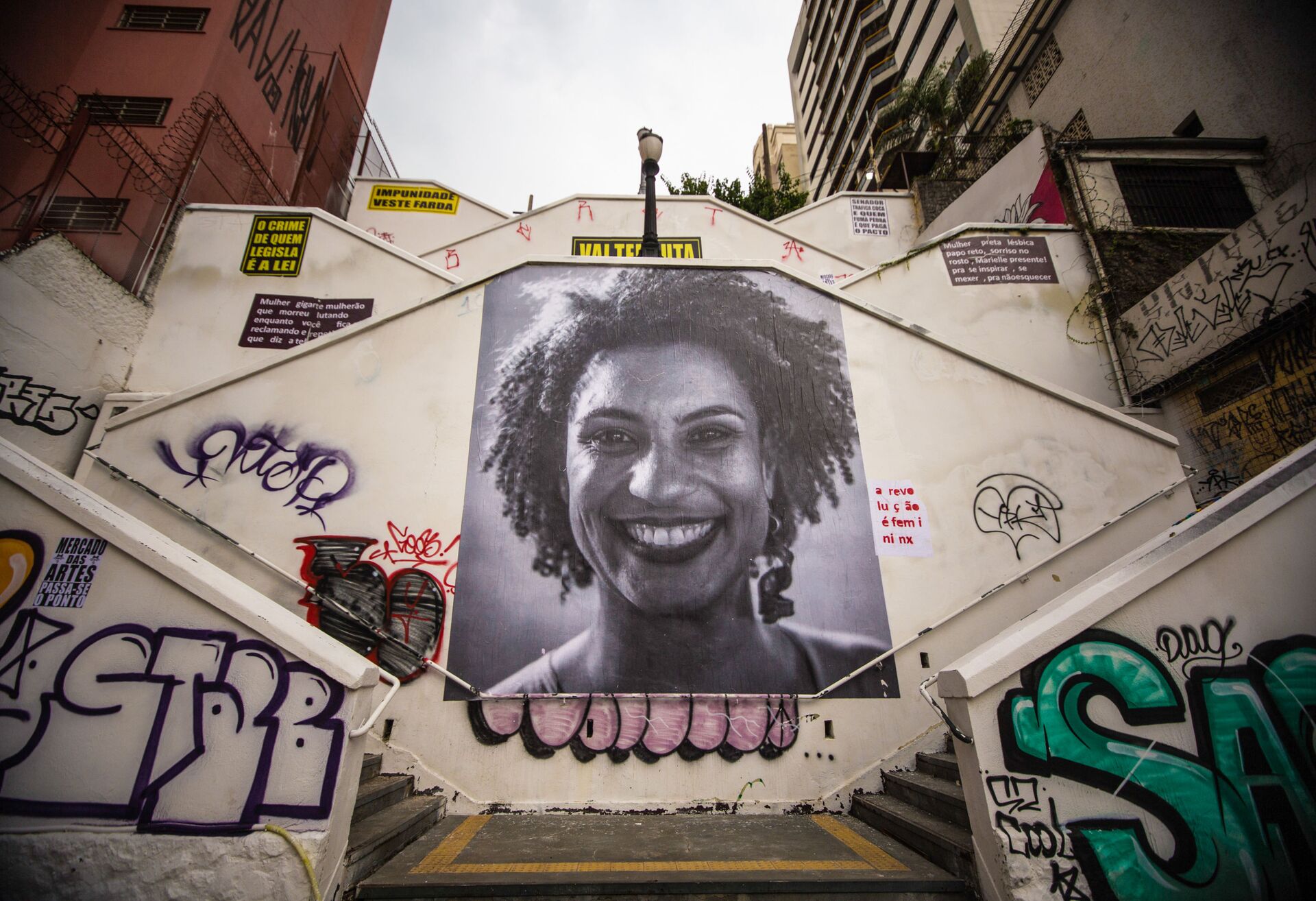 Homenagem no escadão da rua Cardeal Arco Verde, no bairro de Pinheiros, São Paulo, para a vereadora do Rio de Janeiro Marielle Franco,  assassinada em 2018 - Sputnik Brasil, 1920, 04.03.2022