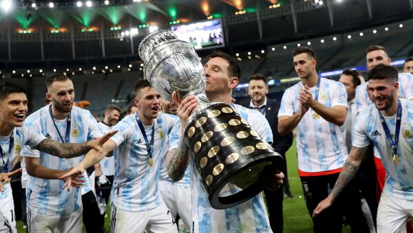 Jogador argentino Lionel Messi levanta a taça da Copa América após vencer o Brasil no Maracanã, 10 de julho de 2021 - Sputnik Brasil