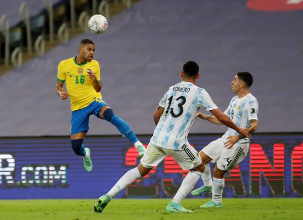 Renan Lodi tenta o cabeceio durante a final da Copa América, 10 de julho de 2021 - Sputnik Brasil