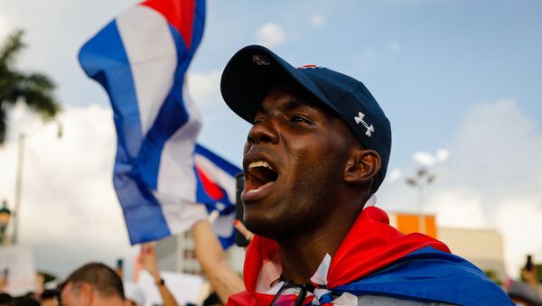 Homem entoa cântico durante manifestações em Cuba contra o governo do país, Miami, 11 de julho de 2021 - Sputnik Brasil