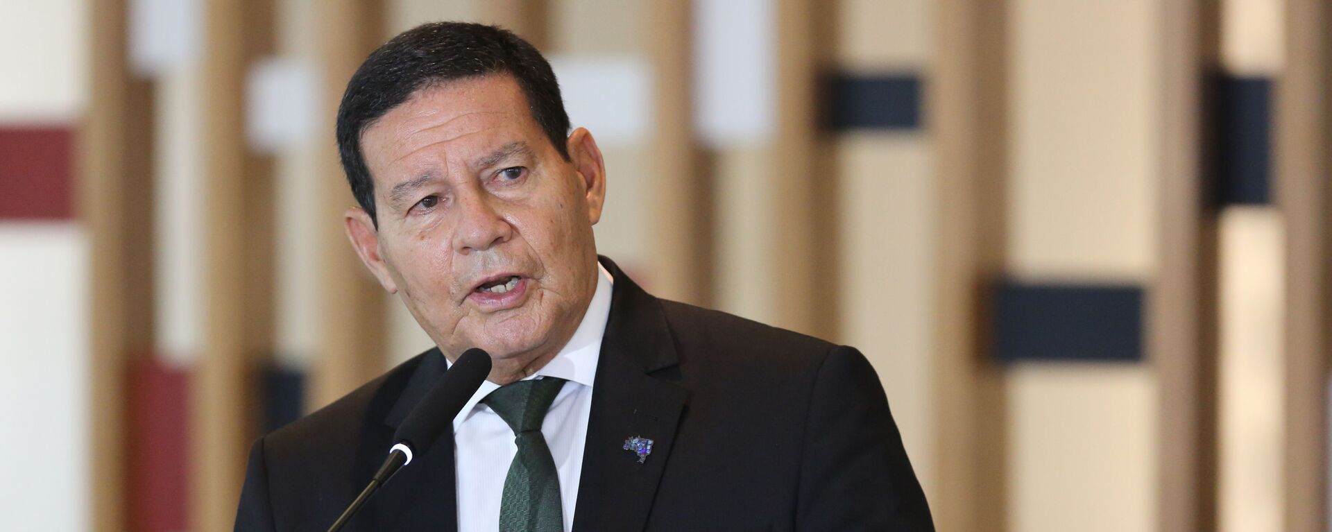 O vice-presidente da República e presidente do Conselho Nacional da Amazônia Legal, Hamilton Mourão, fala à imprensa, após a terceira reunião do colegiado, no Palácio Itamaraty em Brasília, 3 de novembro de 2020 - Sputnik Brasil, 1920, 30.03.2022