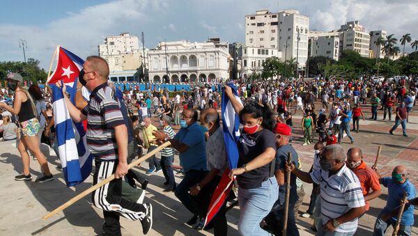Manifestantes agitam bandeiras cubanas em protestos em Cuba contra a deterioração da economia, Havana, em 11 de julho de 2021 - Sputnik Brasil
