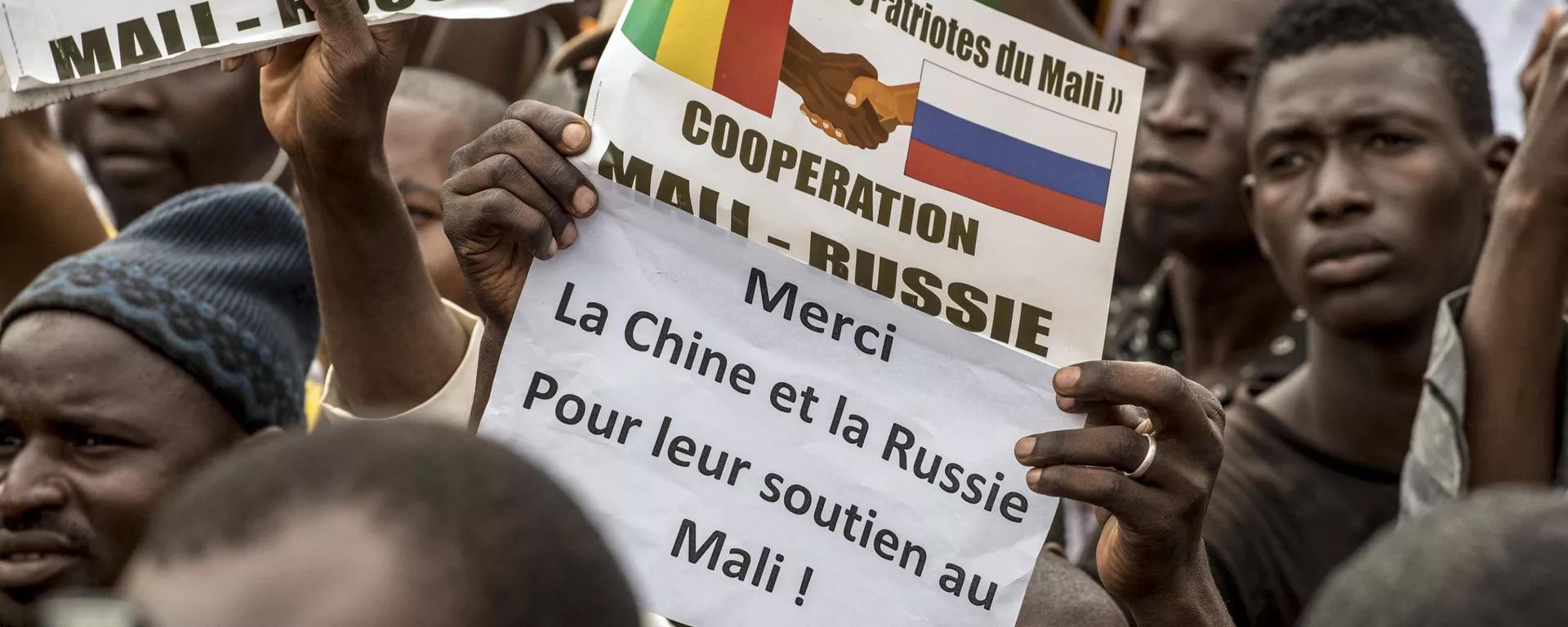 Malianos protestam contra a França e em apoio à Rússia no 60º aniversário da independência da República do Mali, em Bamaco, em 22 de setembro de 2020 - Sputnik Brasil, 1920, 21.08.2024