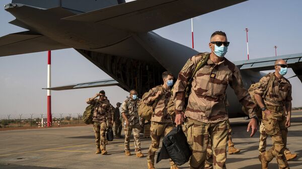 Soldados franceses da operação Barkhane chegando de Gao, Mali, desembarcaram de um avião de carga C130 da Força Aérea dos EUA em Niamey, base do Níger, antes de serem transferidos de volta para suas bases na França, 9 de junho de 2021 - Sputnik Brasil