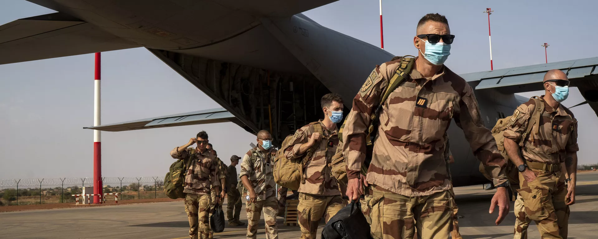 Soldados franceses da operação Barkhane chegando de Gao, Mali, desembarcaram de um avião de carga C130 da Força Aérea dos EUA em Niamey, base do Níger, antes de serem transferidos de volta para suas bases na França, 9 de junho de 2021 - Sputnik Brasil, 1920, 11.09.2024