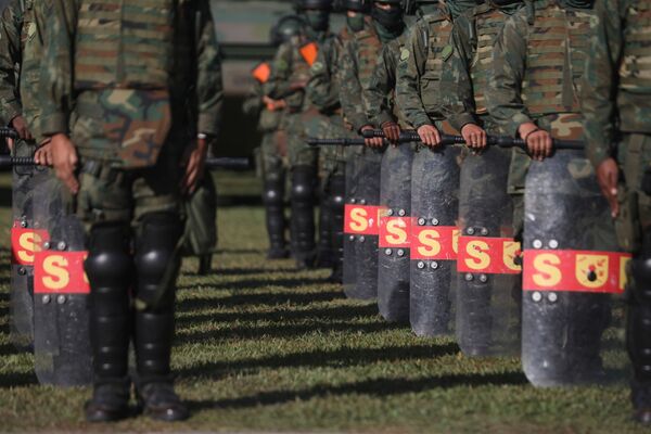 Oficiais da Marinha em formação durante exercício militar antes da inspeção da ONU - Sputnik Brasil