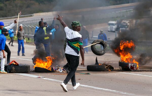 Manifestantes durante protestos na África do Sul, Peacevale, 9 de julho de 2021 - Sputnik Brasil