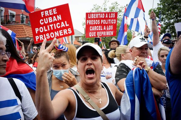 Na terça-feira (13), membros de uma comunidade cubana exilada em North Bergen, Nova Jersey, nos EUA, reagiram aos relatos de protestos em Cuba contra a deterioração da economia do país. - Sputnik Brasil