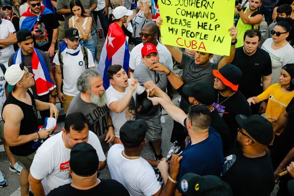 Manifestantes contra o governo cubano são confrontados por membros do Proud Boys, incluindo o líder Henry Enrique Tarrio, durante um protesto em Miami no domingo (11). As manifestações começaram espontaneamente enquanto o país enfrenta sua pior crise econômica em 30 anos - Sputnik Brasil