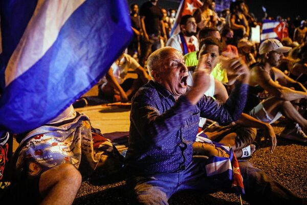 Um homem grita enquanto pessoas bloqueiam a via expressa Palmetto durante a manifestação em apoio aos cubanos, em Miami, na terça-feira (13). Uma pessoa morreu e mais de 100, incluindo jornalistas independentes e dissidentes, foram presas após o ato inédito em Cuba - Sputnik Brasil