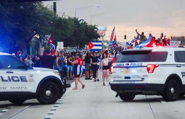 Veículos da polícia de Tampa, na Flórida, são bloqueados por manifestantes em uma estrada durante protesto contra o governo cubano, na terça-feira (13) - Sputnik Brasil