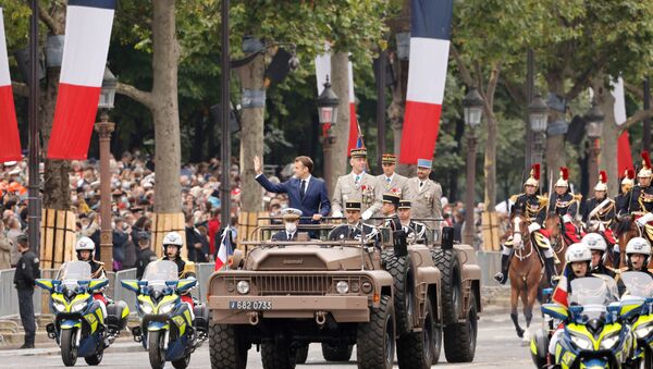 Presidente francês Emmanuel Macron e chefe das Forças Armadas da França, general François Lecointre, de pé no carro de comando para inspecionar tropas durante celebrações de 14 de julho na França, 14 de julho de 2021 - Sputnik Brasil