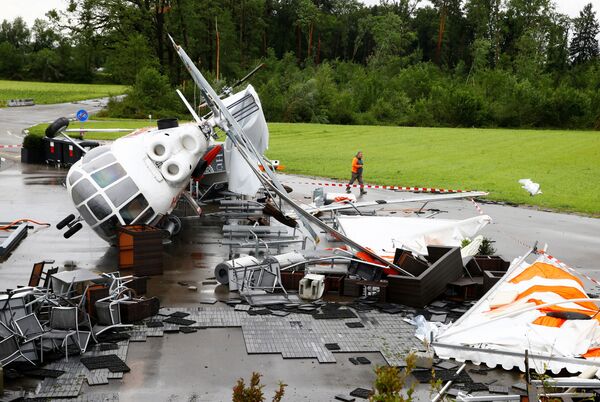 Helicóptero Mi-8 descomissionado, usado como lanchonete perto do aeroporto de Zurique, é derrubado na sequência do vento e das chuvas torrenciais 
 - Sputnik Brasil