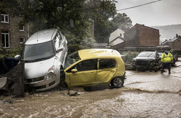 Carros danificados em rua inundada em Mery, na Bélgica  
 - Sputnik Brasil