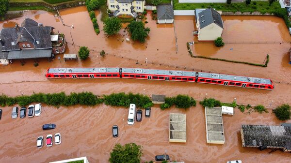 Foto aérea tirada em 15 de julho de 2021 mostra trem regional parado na estação ferroviária da cidade de Kordel, inundada pelas águas do rio Kyll, na Alemanha - Sputnik Brasil