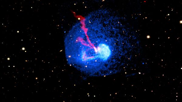 Estas imagens do aglomerado de galáxias Abell 1775 mostram raios-X do Chandra, dados ópticos do telescópio Pan-STARRS no Havaí e dados de rádio do LOw Frequency ARray (LOFAR) na Holanda. Uma cauda do aglomerado mesclado é vista, junto com uma região de gás com uma borda curva, chamada de frente fria, que é mais densa e mais fria do que o gás em que está se infiltrando. Essas características são o resultado de dois aglomerados de galáxias colidindo um com o outro, um dos eventos mais energéticos do Universo - Sputnik Brasil