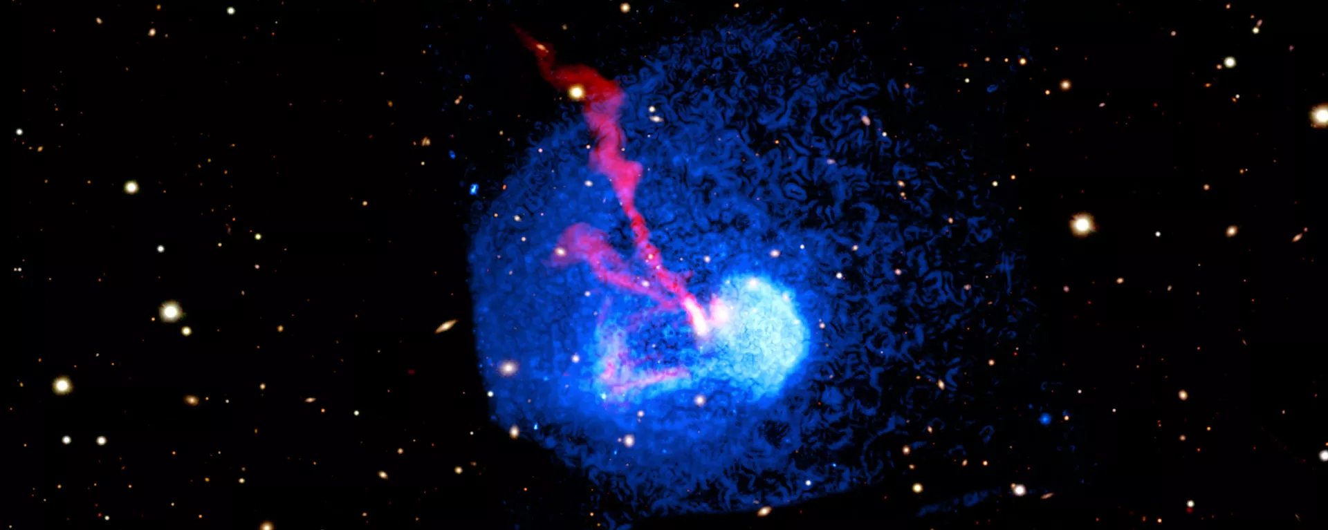 Estas imagens do aglomerado de galáxias Abell 1775 mostram raios-X do Chandra, dados ópticos do telescópio Pan-STARRS no Havaí e dados de rádio do LOw Frequency ARray (LOFAR) na Holanda. Uma cauda do aglomerado mesclado é vista, junto com uma região de gás com uma borda curva, chamada de frente fria, que é mais densa e mais fria do que o gás em que está se infiltrando. Essas características são o resultado de dois aglomerados de galáxias colidindo um com o outro, um dos eventos mais energéticos do Universo - Sputnik Brasil, 1920, 26.01.2023