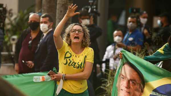 Apoiadora do presidente brasileiro Jair Bolsonaro em frente ao hospital Vila Nova Star, São Paulo, 16 de junho de 2021 - Sputnik Brasil