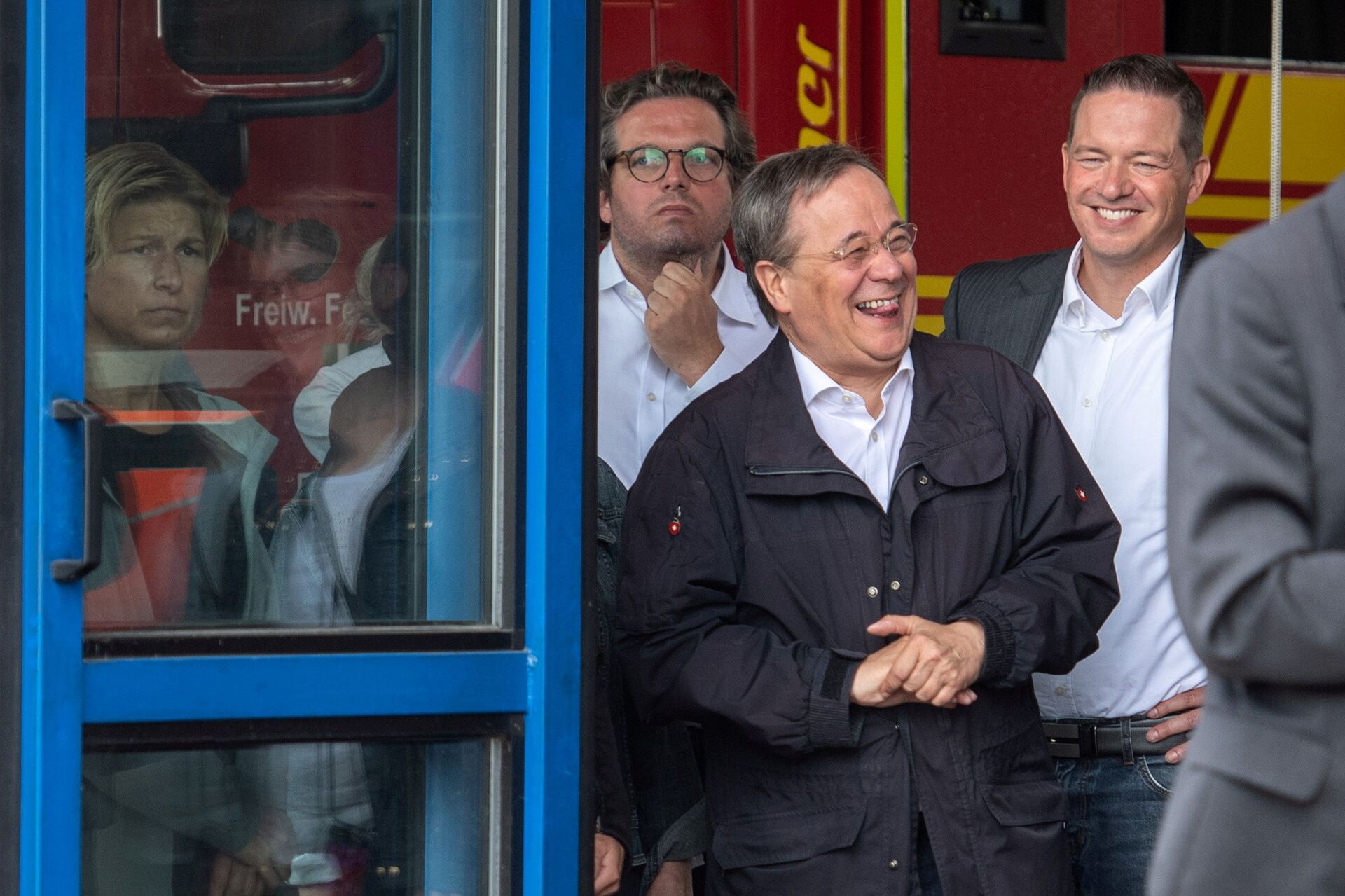 Armin Laschet, líder da União Democrata Cristã e primeiro-ministro estadual da Renânia do Norte-Vestfália, ri enquanto Frank-Walter Steinmeier, presidente alemão (fora da foto), faz um discurso durante visita a Erftstadt, Alemanha, 17 de julho de 2021 - Sputnik Brasil, 1920, 09.11.2021