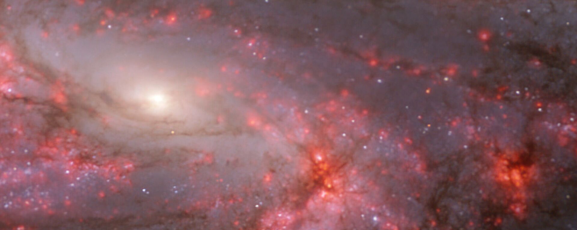 Galáxia NGC 3627 próxima à Via Láctea. Os clarões avermelhados brilhantes mapeiam nuvens quentes de hidrogênio (Hα), marcando a presença de estrelas recém-nascidas, enquanto as regiões azuis (uma combinação de filtros verdes, vermelhos e infravermelhos) revelam a distribuição de estrelas ligeiramente mais velhas - Sputnik Brasil, 1920, 03.11.2021