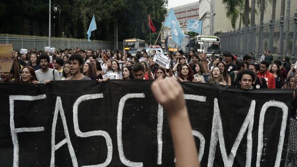 Estudantes da Universidade Federal do Rio de Janeiro seguram faixa durante protesto. Foto de arquivo - Sputnik Brasil