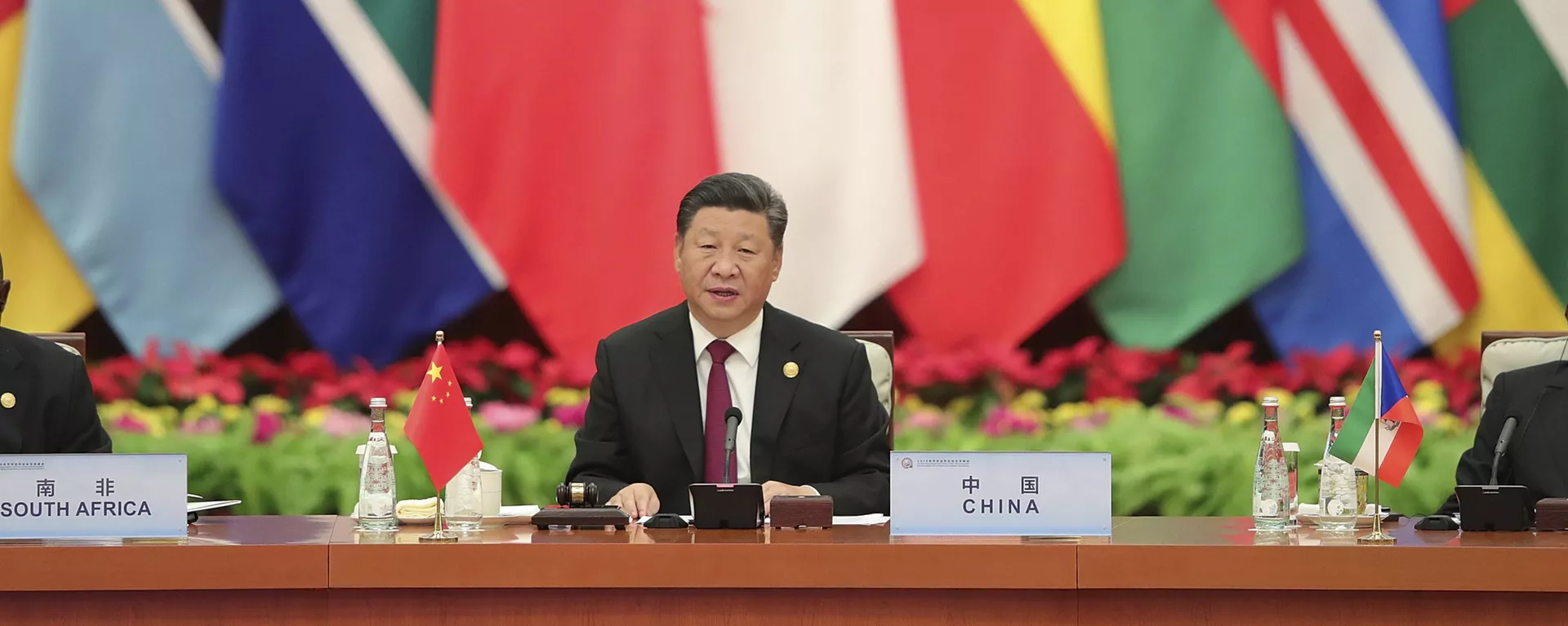 O presidente chinês, Xi Jinping, fala com o presidente sul-africano Cyril Ramaphosa (à esquerda), durante a Cúpula do Fórum de Cooperação China-África em Pequim 2018. Os empréstimos da China a países pobres da África e da Ásia impõem condições de sigilo e reembolso incomuns que estão prejudicando sua capacidade de renegociar dívidas após a pandemia do coronavírus - Sputnik Brasil, 1920, 31.10.2025