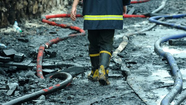 Bombeiro chinês caminha após combater incêndio (imagem referencial) - Sputnik Brasil