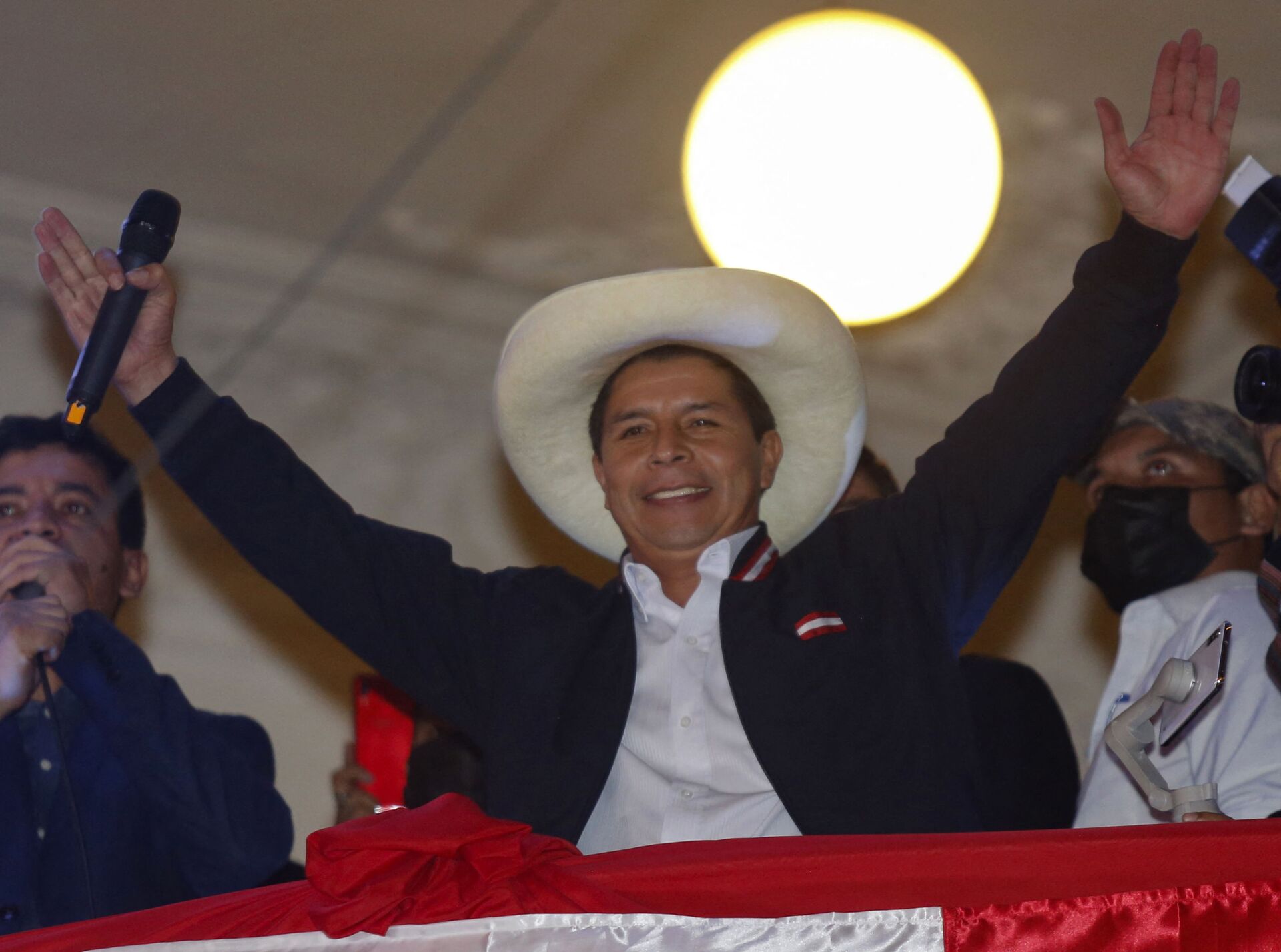Pedro Castillo, presidente já proclamado oficialmente do Peru, no balcão da sede do partido Peru Livre em Lima, 19 de julho de 2021 - Sputnik Brasil, 1920, 09.11.2021