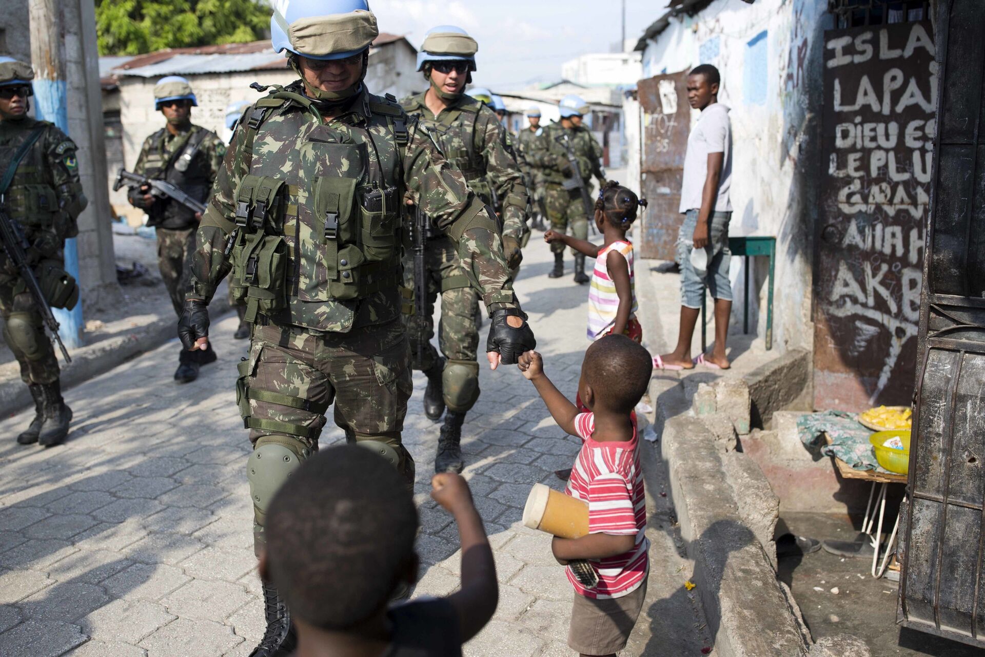 Soldados da paz da ONU do Brasil com crianças enquanto patrulham a favela Cite Soleil, em Porto Príncipe, Haiti., 22 de fevereiro de 2017 - Sputnik Brasil, 1920, 27.09.2023