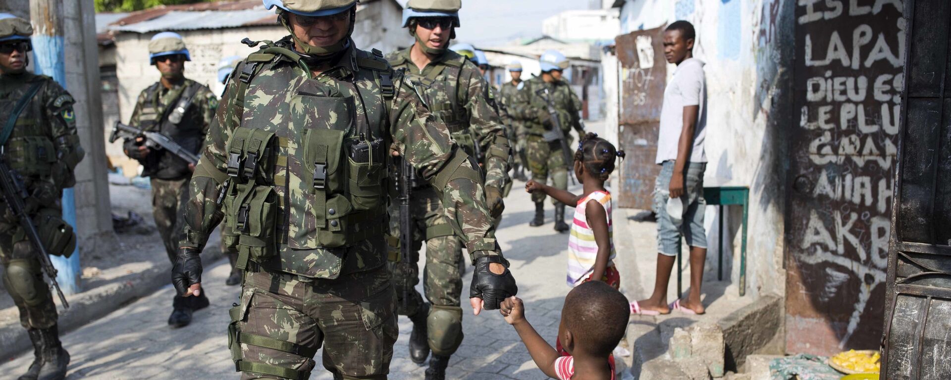  Soldados da paz da ONU do Brasil com crianças enquanto patrulham a favela Cite Soleil, em Porto Príncipe, Haiti., 22 de fevereiro de 2017 - Sputnik Brasil, 1920, 20.07.2021