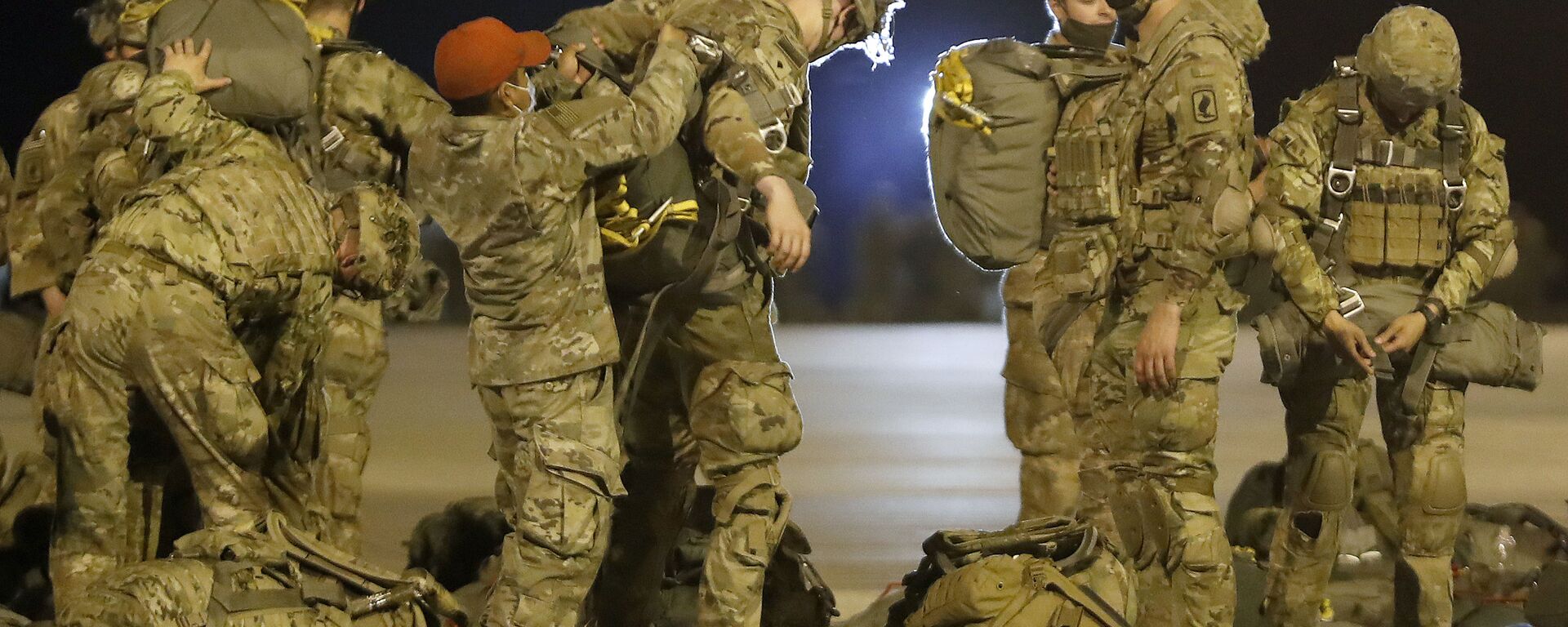 Paraquedistas da 173ª Brigada Aérea do Exército dos EUA se preparam para embarcar em aeronave em Papa, Hungria, 11 de maio de 2021 - Sputnik Brasil, 1920, 27.03.2026