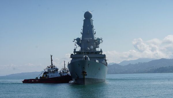 HMS Defender, destróier da Marinha Real Britânica, chega ao porto do mar Negro de Batumi, Geórgia, 26 de junho de 2021 - Sputnik Brasil