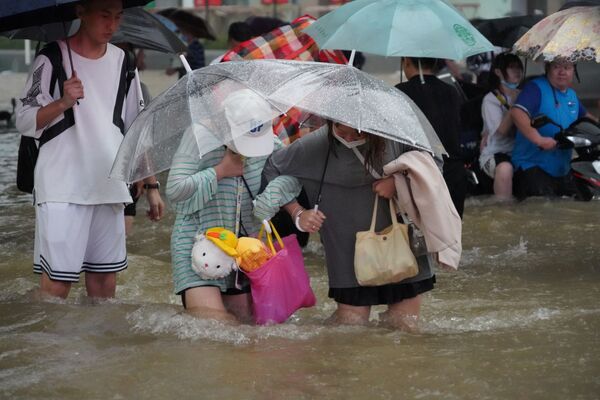 Residentes em meio às chuvas fortes em Zhengzhou, província de Henan, China, 20 de julho de 2021 - Sputnik Brasil