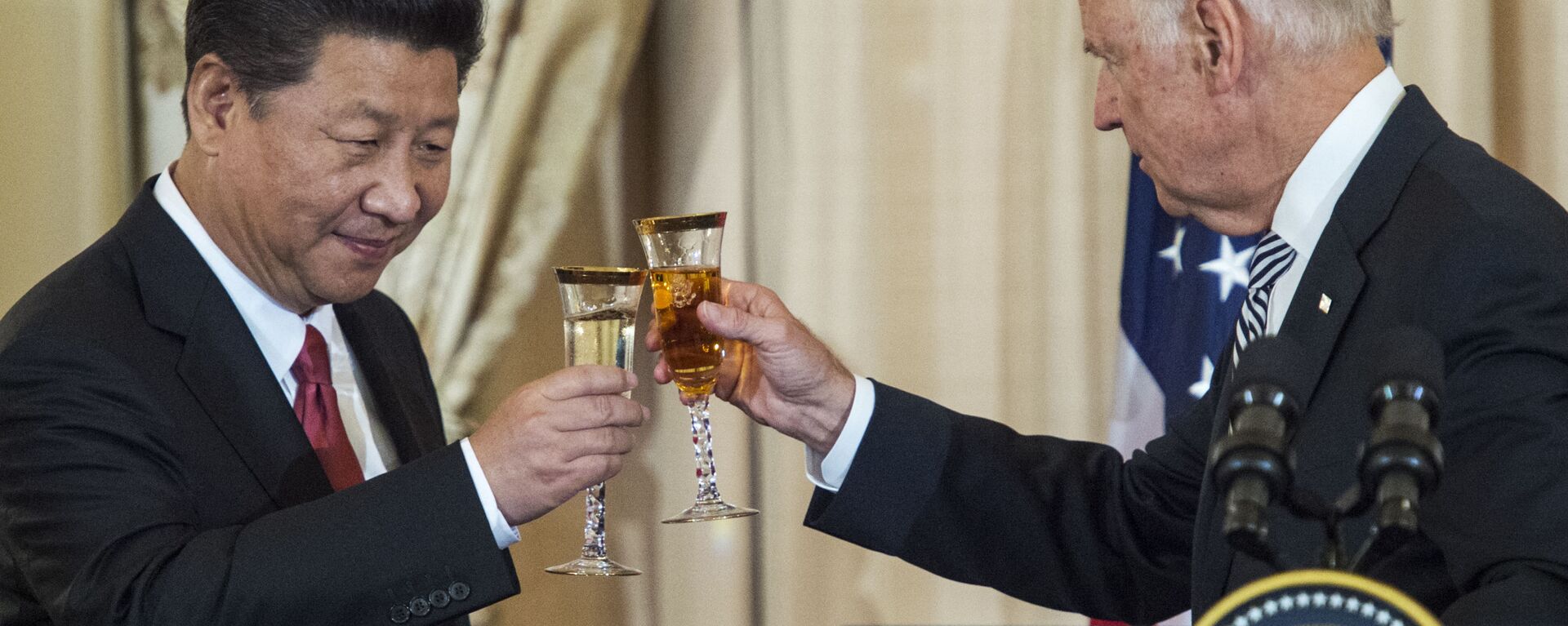 O então vice-presidente dos EUA, Joe Biden, e o presidente chinês, Xi Jinping, brindam durante almoço, em 25 de setembro de 2015, Washington, EUA - Sputnik Brasil, 1920, 20.01.2022