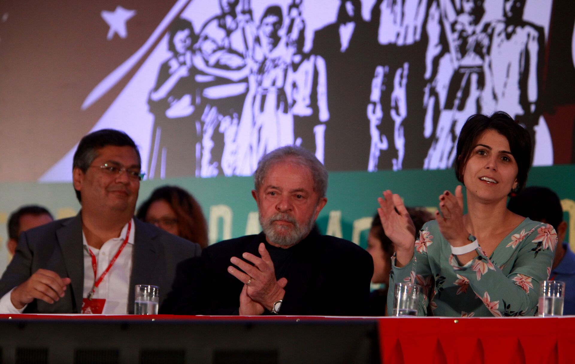 O ex-presidente Lula participa do Congresso Nacional do PCdoB, que lançou a pré-candidatura da deputada estadual Manuela D`Ávila (RS) à Presidência da República. Participou também o governador do Maranhão, Flávio Dino (e), em Brasília (DF). Foto de arquivo - Sputnik Brasil, 1920, 30.11.2022