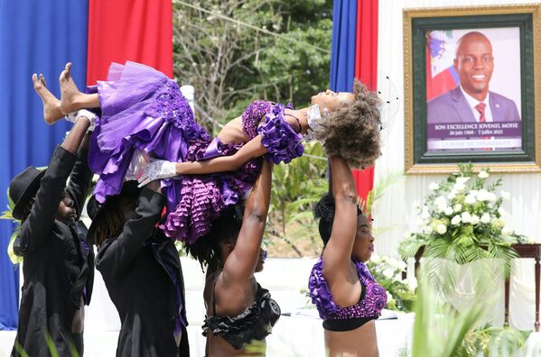 Dançarinos haitianos atuam na cerimônia em honra do presidente assassinado Jovenel Moïse, em Porto Príncipe, Haiti, 20 de julho de 2021 - Sputnik Brasil