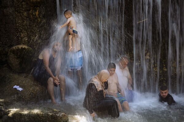 Árabes israelenses sob uma cachoeira durante a Festa do Sacrifício, Eid Al-Adha, em Israel, 21 de julho de 2021 - Sputnik Brasil