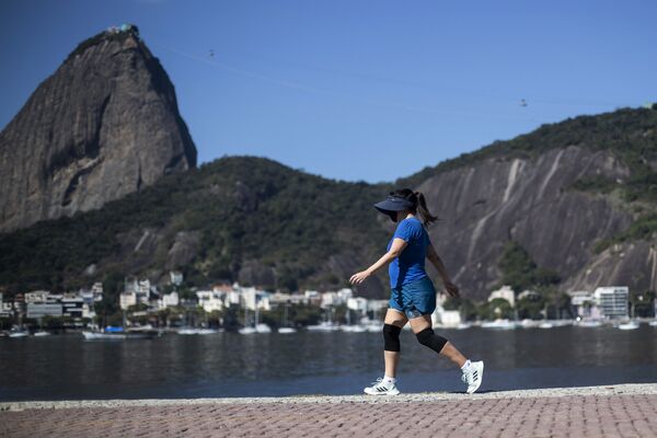 Mulher de máscara caminha em frente do Pão de Açúcar no Rio de Janeiro, 23 de julho de 2021 - Sputnik Brasil