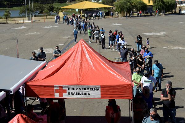 Moradores fazem fila em frente ao Busão da Vacina, um projeto da Cruz Vermelha Brasileira em parceria com as autoridades de Minas Gerais, Ouro Branco, 19 de julho de 2021 - Sputnik Brasil