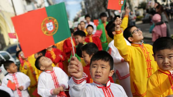 Crianças agitam bandeiras portuguesas e chinesas enquanto participam da abertura das celebrações do Ano Novo Chinês, em Lisboa, 30 de janeiro de 2016 - Sputnik Brasil
