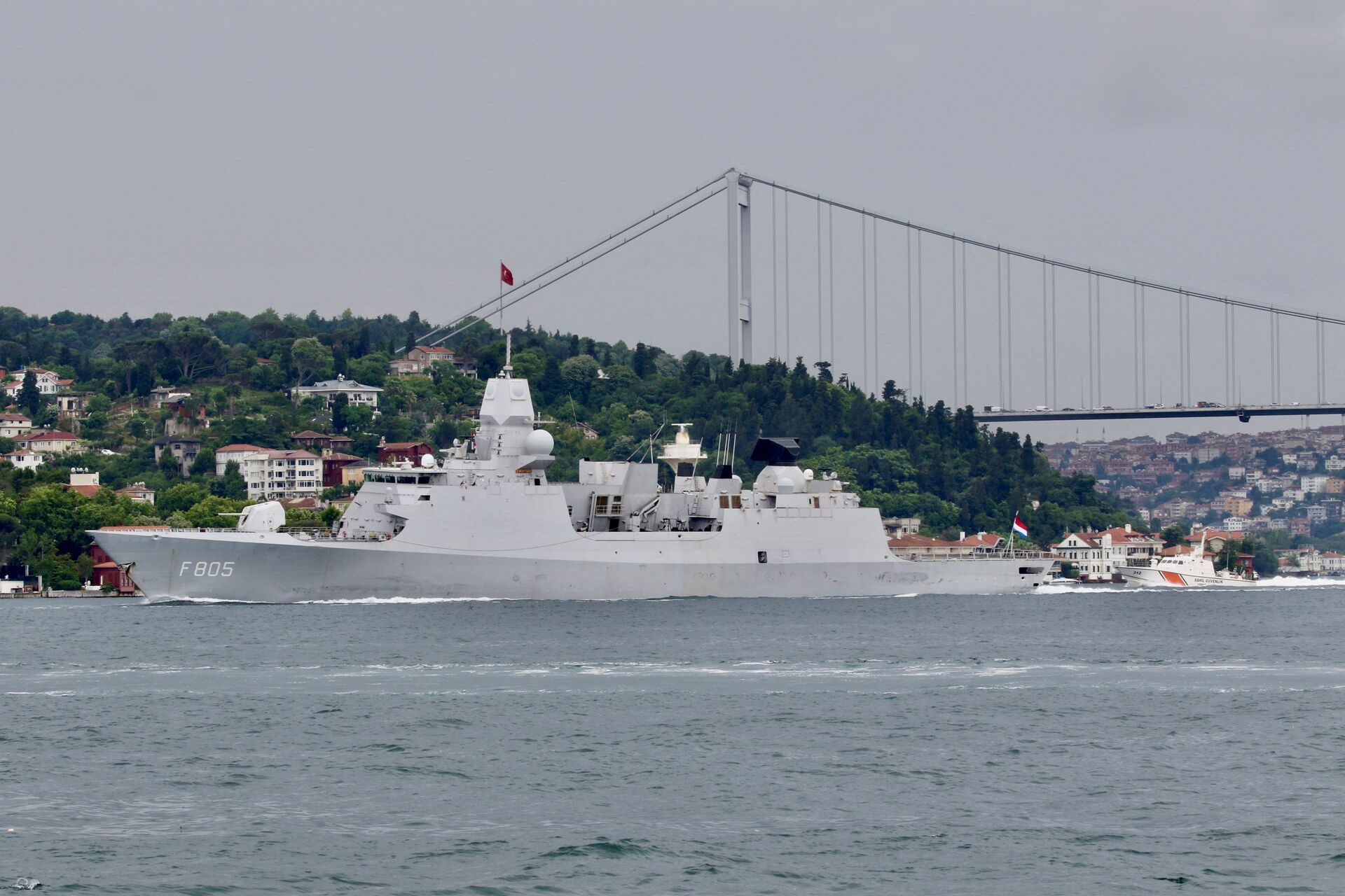 HNLMS Evertsen, fragata da Marinha Real dos Países Baixos, passa no estreito de Bósforo, a caminho do mar Negro, em Istambul, Turquia, 14 de junho de 2021 - Sputnik Brasil, 1920, 26.03.2022
