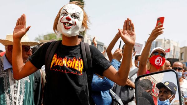 Manifestante durante protestos antigovernamentais em Tunes, na Tunísia, 25 de julho de 2021 - Sputnik Brasil