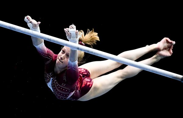 Ginasta Viktoria Listunova da Rússia, de 16 anos, na final individual de barras assimétricas do Campeonato Europeu de Ginástica Artística em Basileia, Suíça - Sputnik Brasil