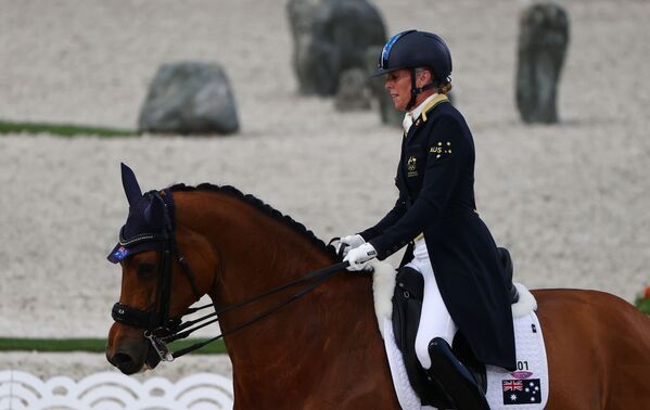 Cavaleira Mary Hanna da Austrália, de 66 anos, a atleta mais velha da competição, em ação no Grand Prix equestre dos Jogos Olímpicos de Tóquio, no Parque Equestre, Tóquio, Japão, 24 de julho de 2021 - Sputnik Brasil