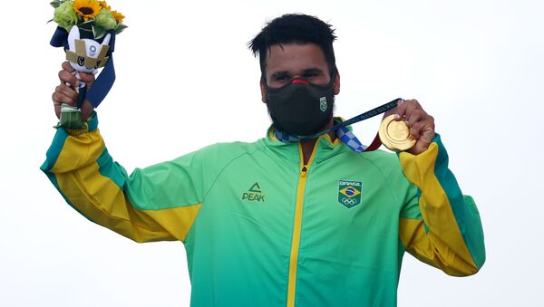 Surfista brasileiro Ítalo Ferreira comemora a medalha conquistada no pódio - Sputnik Brasil